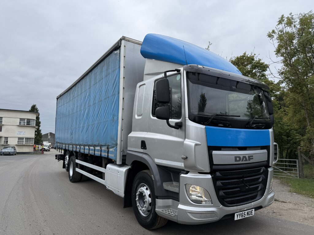 2015 DAF CF 330 Curtainside Truck