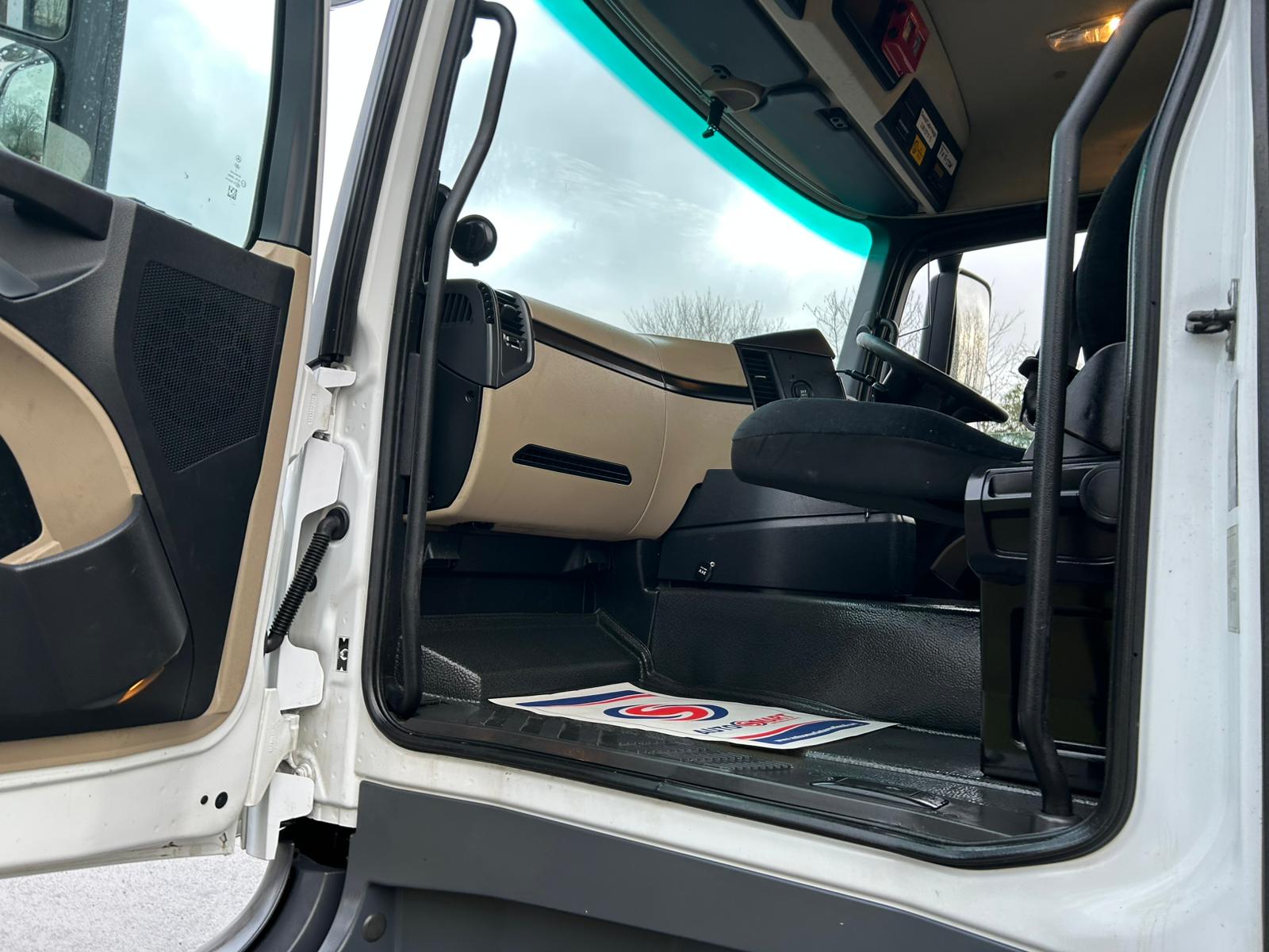 3732FEB9 DD63 47D4 A82F 9EC328800C28