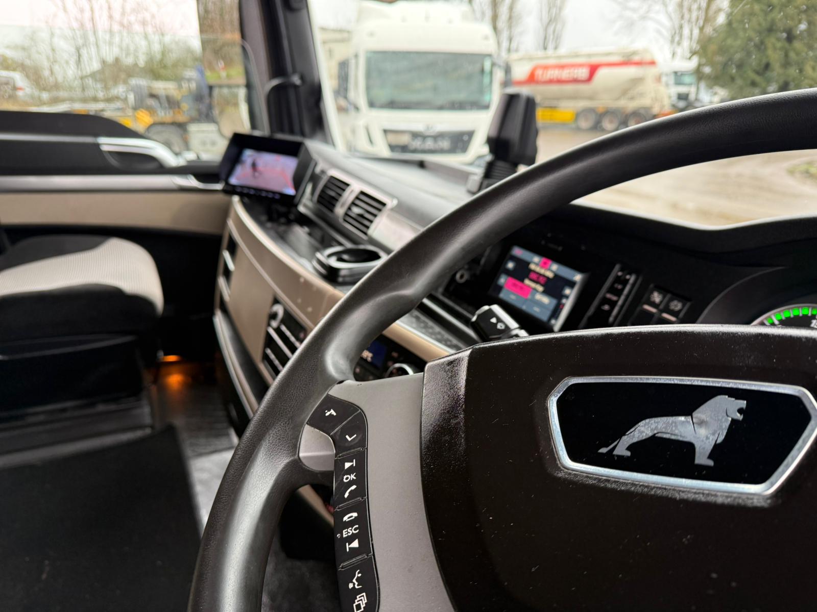 85109F0A D8C6 4818 B181 CDB57E7F9106 1