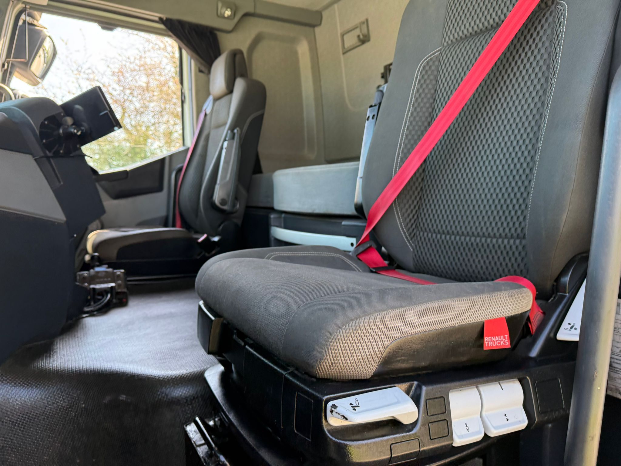 65777820 744F 48B9 A598 F590EBCE1306