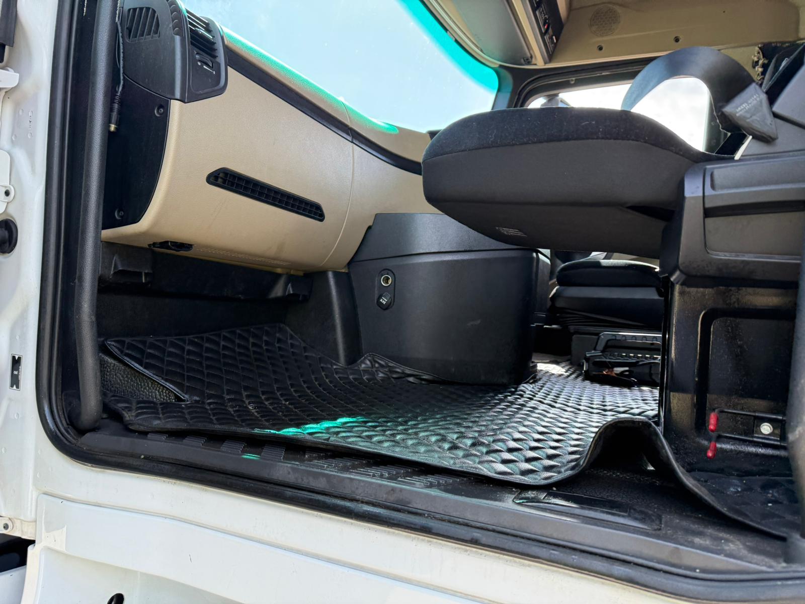 66ad0992 F98a 4a52 977f 34fc8d78e3c7